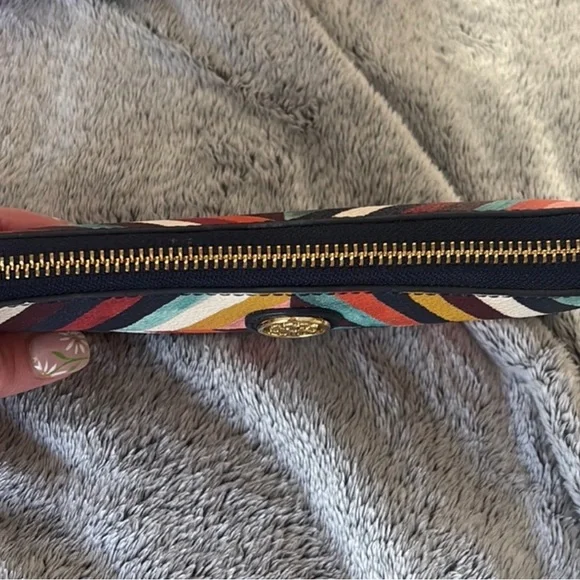 ⭐️SOLD⭐️ EUC Tory Burch Kerrington Diamond Square Zip Around Wallet - Picture 6 of 8